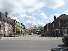 Links het tweede blok woningen wat in mei plat gaat