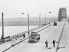 de Waalbrug met de eerste Engelse tanks, sept 1944